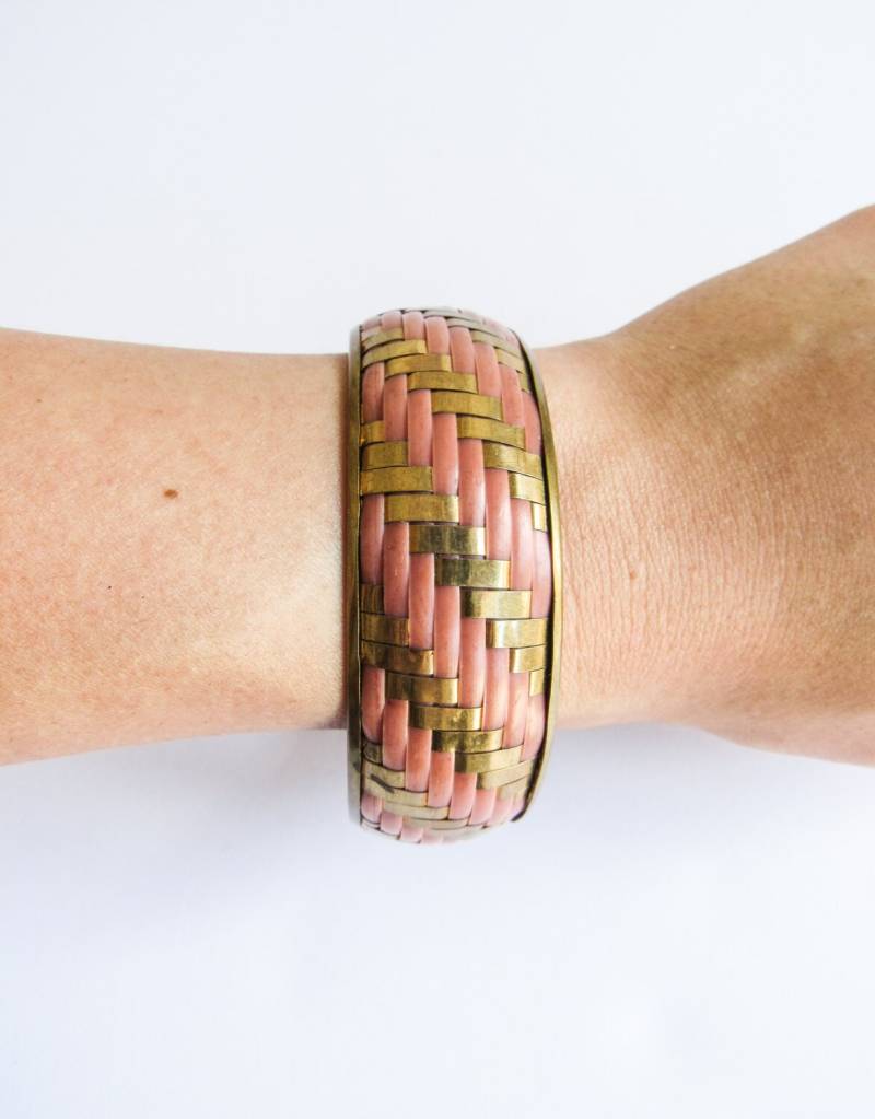 Rosa & Gold Gewebt Vintage Breite Messing Textil Armreif Armband Rosa & Gold Gewebt Vintage Breite Messing Textil Armreif Armband von SurLhistoire