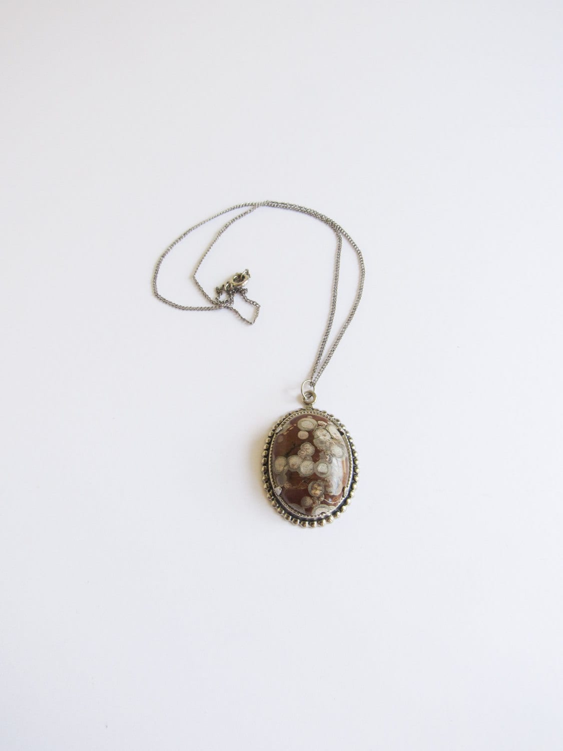 Roter Jaspis Stein Cameo Vintage Halskette An Silberfarbener Kette Roter Jaspis Stein Cameo Vintage Halskette An Silberfarbener Kette von SurLhistoire