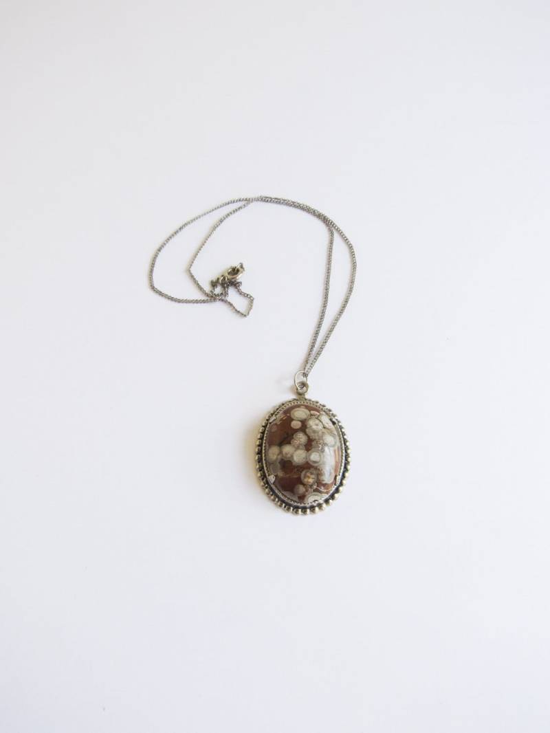 Roter Jaspis Stein Cameo Vintage Halskette An Silberfarbener Kette Roter Jaspis Stein Cameo Vintage Halskette An Silberfarbener Kette von SurLhistoire