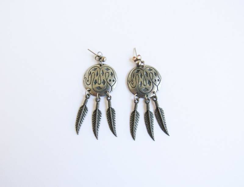 Schlange Vintage Traumfänger Ohrringe Mit Zinn, Schlangen & Federn von SurLhistoire