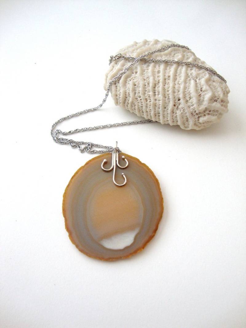 Vintage Achat Halskette Tequila Sunrise Große Halskette An Einer Silberfarbenen Kette Vintage Achat Halskette Tequila Sunrise Große Halskette An Einer Silberfarbenen Kette von SurLhistoire