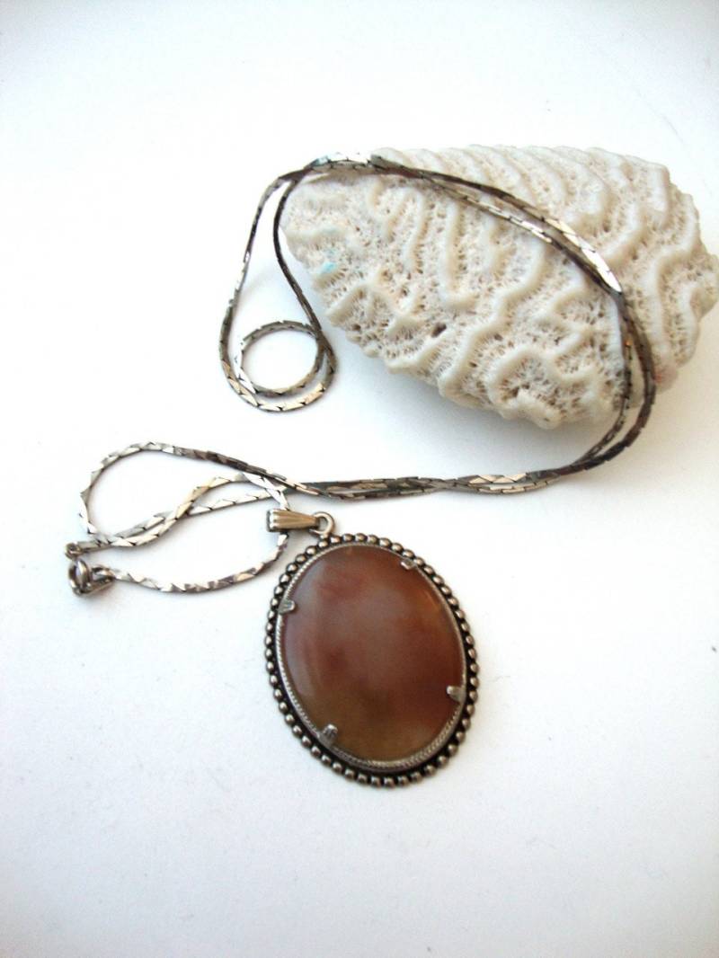 Vintage Achat Kamee Karneol Sonnenaufgang Vintage Ovale Stein Camee An Einer Silberfarbenen Kette Vintage Achat Kamee Karneol Sonnenaufgang Vintage Ovale Stein Camee An Einer Silberfarbenen Kette von SurLhistoire