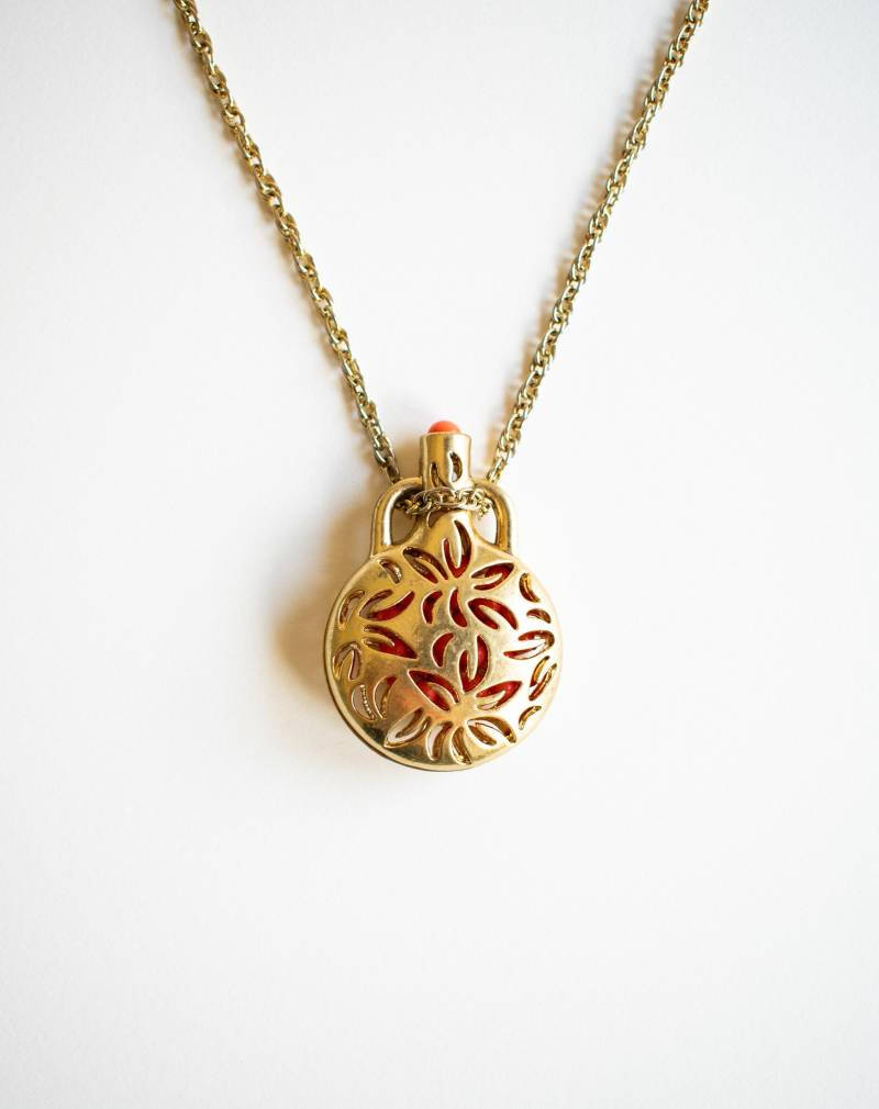 Vintage Amphore Gold Ton Halskette Mit Flasche Geformten Anhänger von SurLhistoire