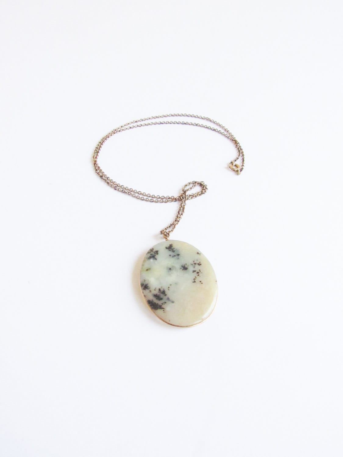 Vintage Cameo Halskette Mit Moosachat Anhänger An Einer Goldfarbenen Kette Vintage Cameo Halskette Mit Moosachat Anhänger An Einer Goldfarbenen Kette von SurLhistoire