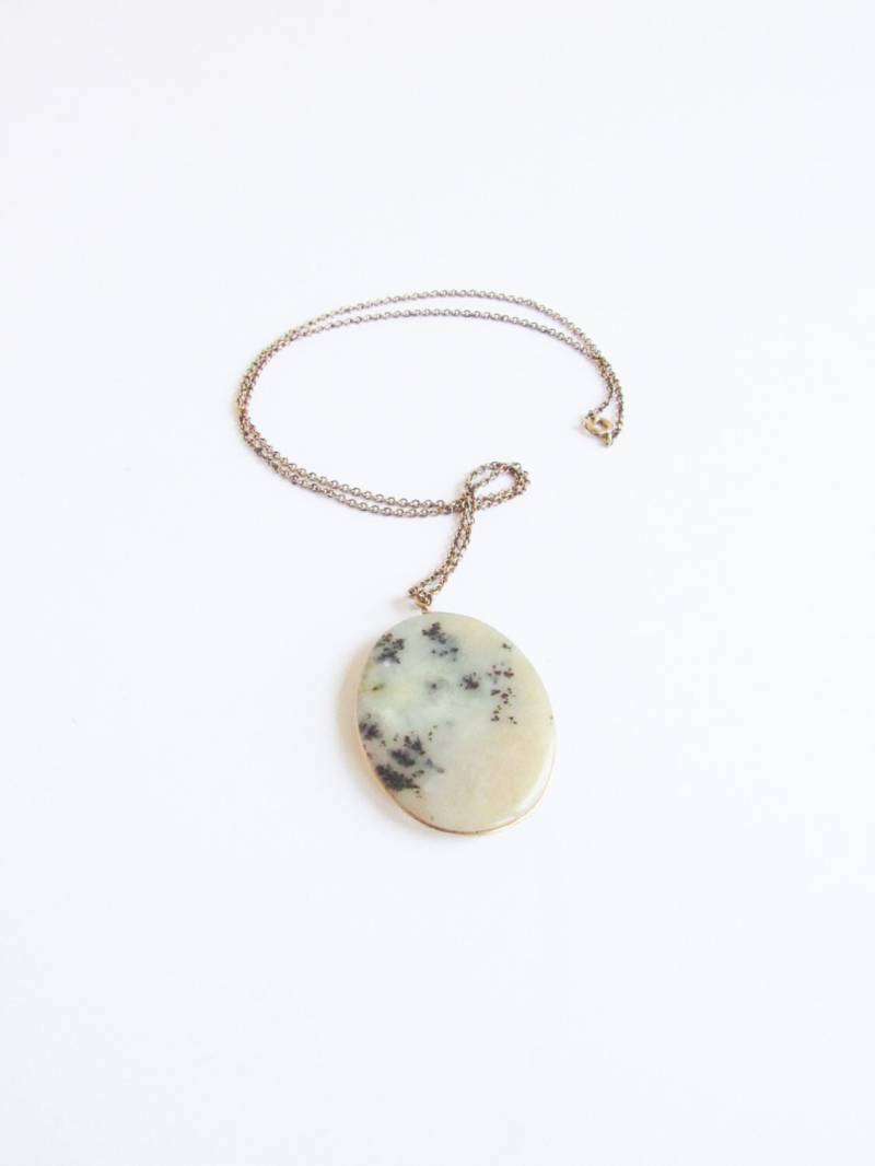 Vintage Cameo Halskette Mit Moosachat Anhänger An Einer Goldfarbenen Kette von SurLhistoire