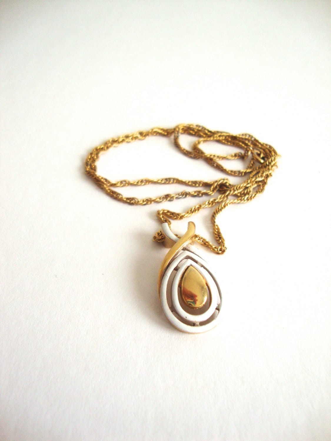 Vintage Emaille Kette Creme Tropfen Vintage Goldfarbener Und Emailleanhänger An Einer Goldfarbenen Kette Vintage Emaille Kette Creme Tropfen Vintage Goldfarbener Und Emailleanhänger An Einer Goldfarbenen Kette von SurLhistoire