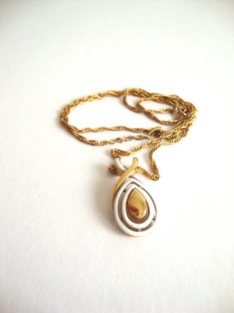Vintage Emaille Kette Creme Tropfen Vintage Goldfarbener Und Emailleanhänger An Einer Goldfarbenen Kette Vintage Emaille Kette Creme Tropfen Vintage Goldfarbener Und Emailleanhänger An Einer Goldfarbenen Kette von SurLhistoire