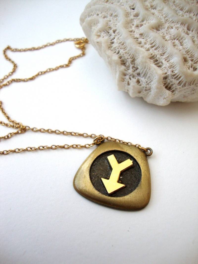 Vintage Pfeilhalskette Gebrochener Pfeil Vintage Goldfarbener Anhänger An Kette von SurLhistoire