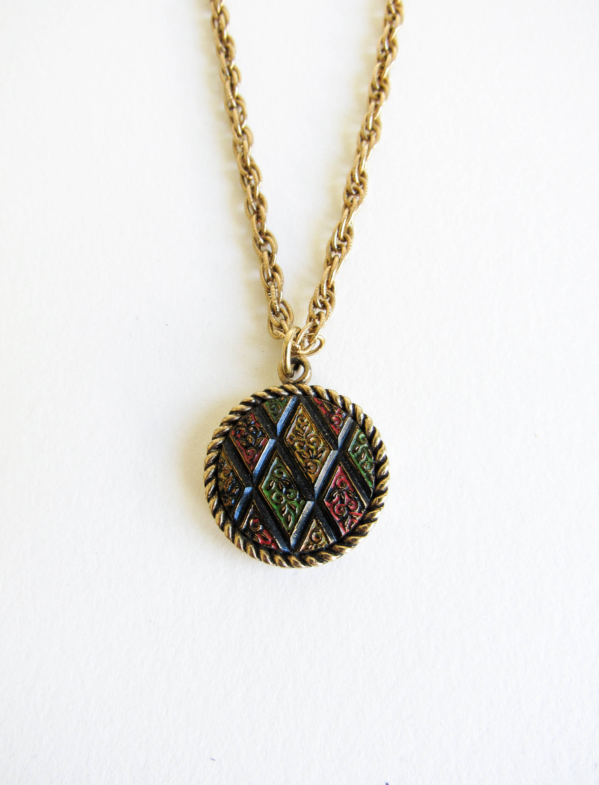 Vintage Sarah Cov Gold Cameo Halskette Mit Bunten Mosaik Muster Und Seil Kette Vintage Sarah Cov Gold Cameo Halskette Mit Bunten Mosaik Muster Und Seil Kette von SurLhistoire