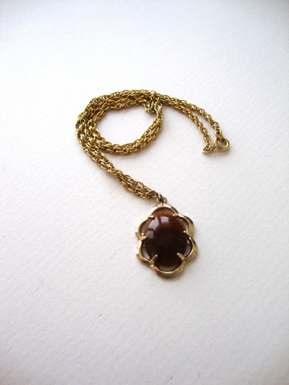 Vintage Tigerauge Cameo Halskette Mini Luck Vintage Stein An Goldfarbener Kette Vintage Tigerauge Cameo Halskette Mini Luck Vintage Stein An Goldfarbener Kette von SurLhistoire