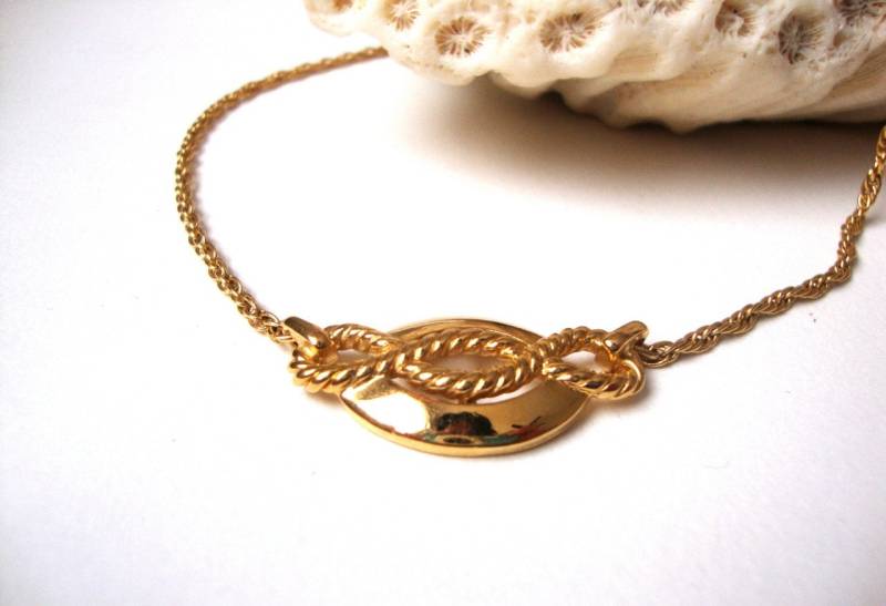 Vintage Trifari Knoten-Halskette Promiss Too Goldene Trifari-Knoten-Halskette von SurLhistoire