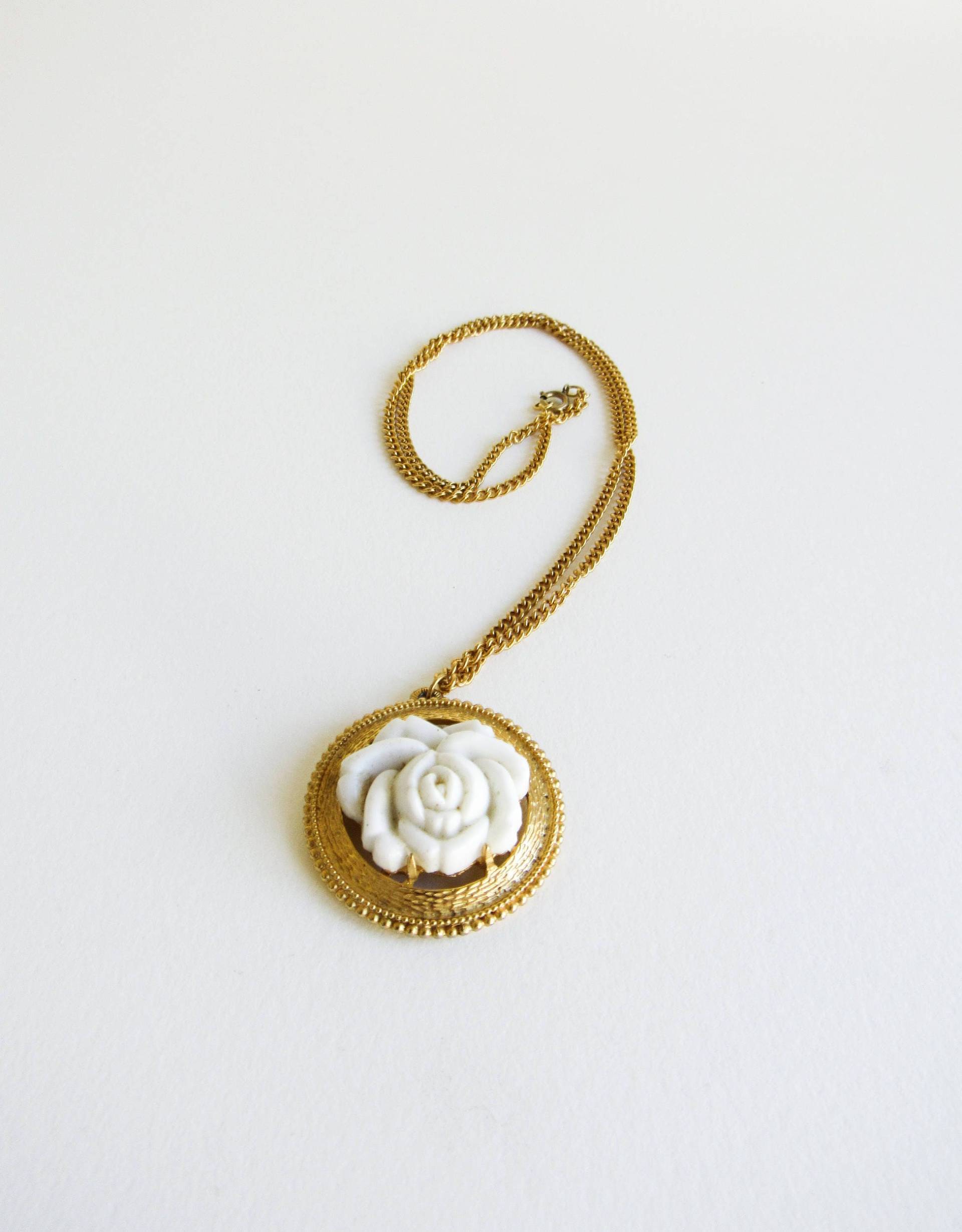 Vintage Weiße Blumen Cameo An Einer Gold Ton Kette Vintage Weiße Blumen Cameo An Einer Gold Ton Kette von SurLhistoire