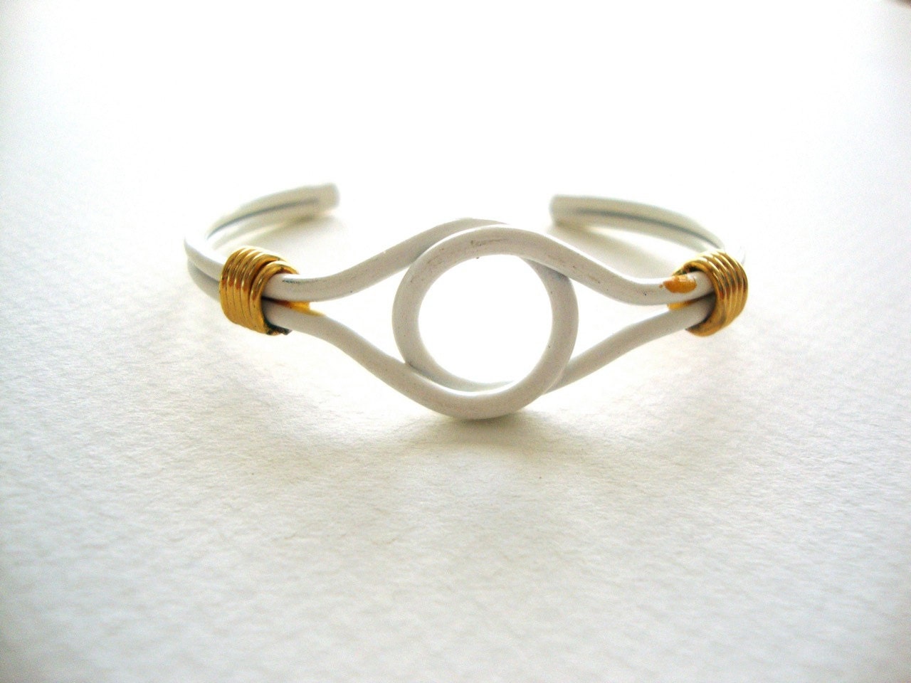 Weißes Vintage Liebesknoten Armband/Weißes Emaille Weißes Vintage Liebesknoten Armband/Weißes Emaille von SurLhistoire