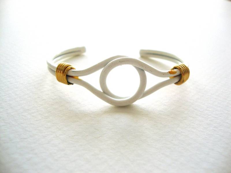 Weißes Vintage Liebesknoten Armband/Weißes Emaille Weißes Vintage Liebesknoten Armband/Weißes Emaille von SurLhistoire