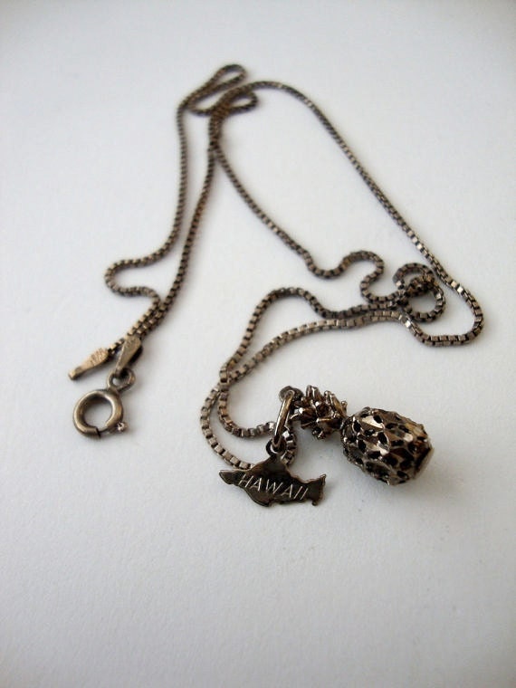 Willkommen Zu Hause Vintage Sterling Silber Ananas Charme Auf Kette Willkommen Zu Hause Vintage Sterling Silber Ananas Charme Auf Kette von SurLhistoire