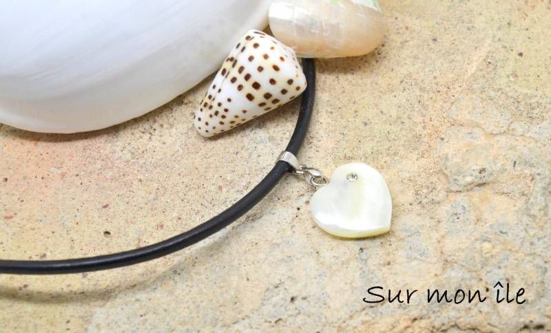 Frau-Kette, Perle Herz Mit Strasssteinen, Schwarzes Lederband, Silbernen Metallschließe Frau-Kette, Perle Herz Mit Strasssteinen, Schwarzes Lederband, Silbernen Metallschließe von SurMonIleCreations