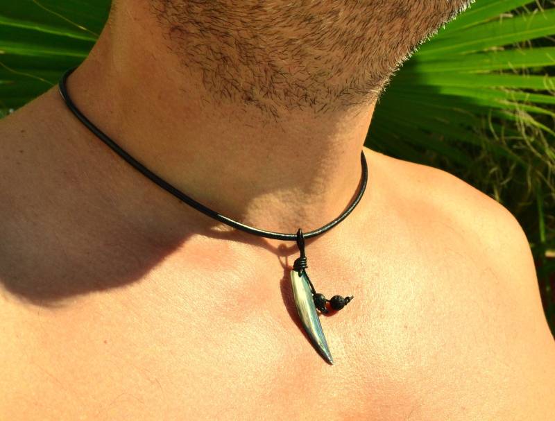 Herrenhalskette, Haifischzahn, Abalone-Perlmutt, Schwarzes Lederhalsband, 45 cm, Magnetverschluss, Silbernes Metall Herrenhalskette, Haifischzahn, Abalone-Perlmutt, Schwarzes Lederhalsband, 45 cm, Magnetverschluss, Silbernes Metall von SurMonIleCreations