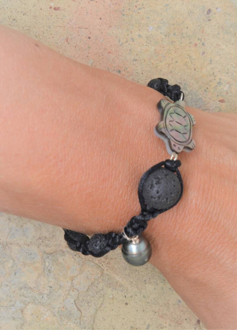 Makramee-Armband, Tahiti-Perlen, Lavastein Makramee-Armband, Tahiti-Perlen, Lavastein von SurMonIleCreations