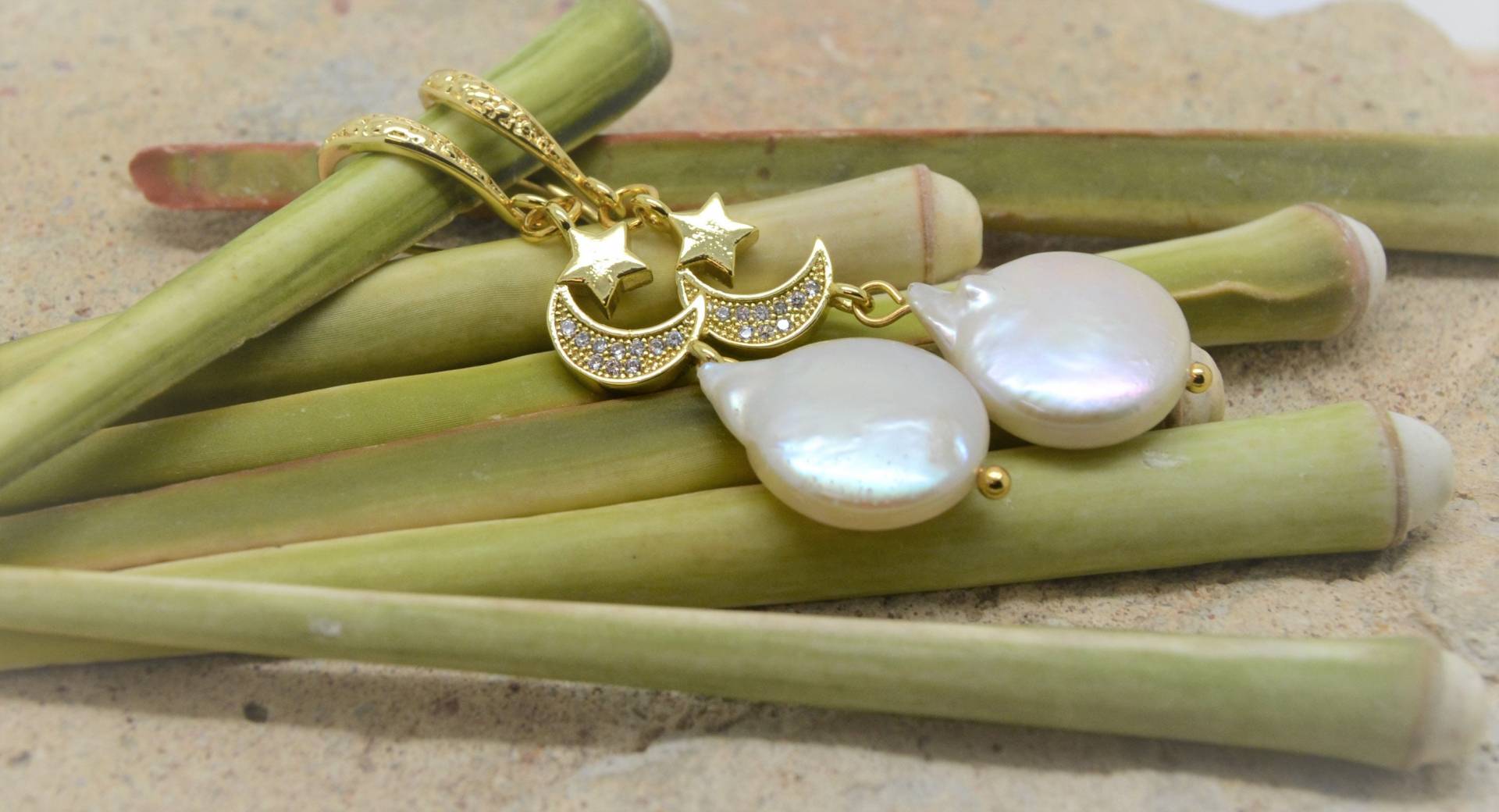 Ohrringe, Perle Keshi, Aus Goldfarbenem Metall Ohrringe, Perle Keshi, Aus Goldfarbenem Metall von SurMonIleCreations
