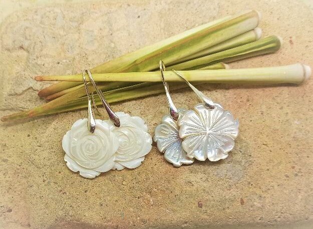 Ohrringe, Rosa Blume, Weißes Perlmutt, Silberne Metallhaken Ohrringe, Rosa Blume, Weißes Perlmutt, Silberne Metallhaken von SurMonIleCreations