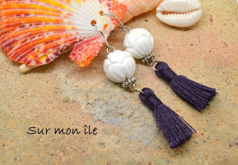 Schnallen An Ohren, Schlafmütze, Pearl White, Gravierte, Perle Lila Pompom, Silber Metall-Haken von SurMonIleCreations