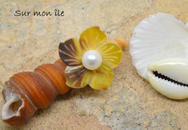 Verstellbarer Ring, Blume Aus Gelb-Weißem Perlmutt, Süßwasserperle, Halterung Silbernem Metall von SurMonIleCreations