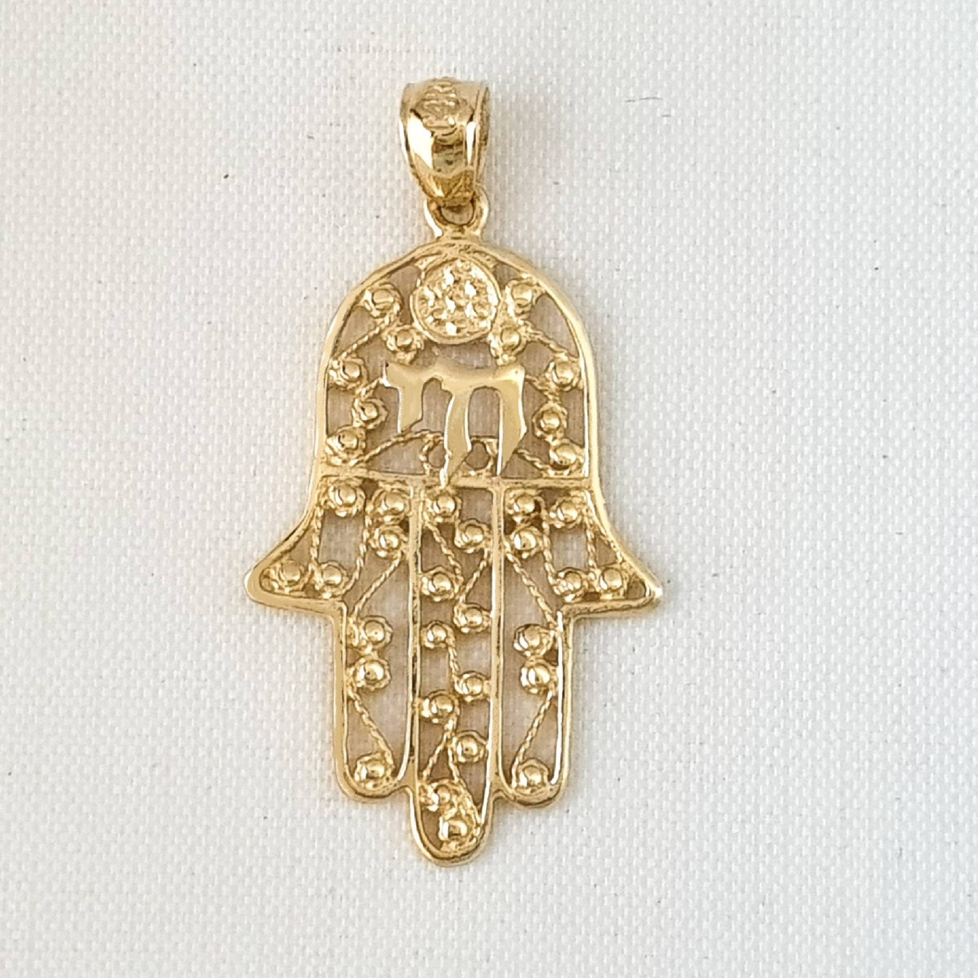 14K Gelbgold Hamsa Hand Mit Chai Anhänger von SuranoDesign