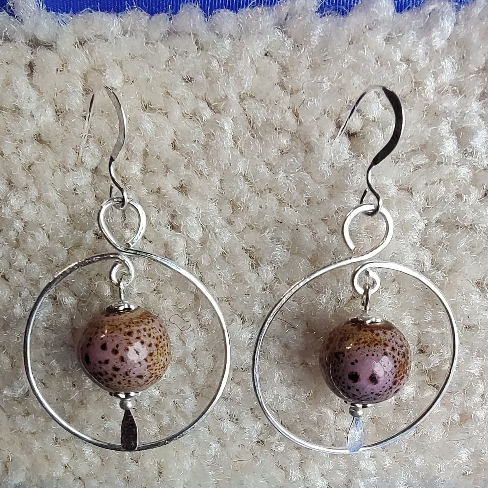 Hand Gehämmerte Draht Creolen Mit Baumeln Fokal, Millefiori, Boho Hippie Draht Wickeln, Handgemachtes Geschenk, Modeschmuck, Einzigartiger Schmuck Hand Gehämmerte Draht Creolen Mit Baumeln Fokal, Millefiori, Boho Hippie Draht Wickeln, Handgemachtes Geschenk, Modeschmuck, Einzigartiger Schmuck von SurelyOriginal