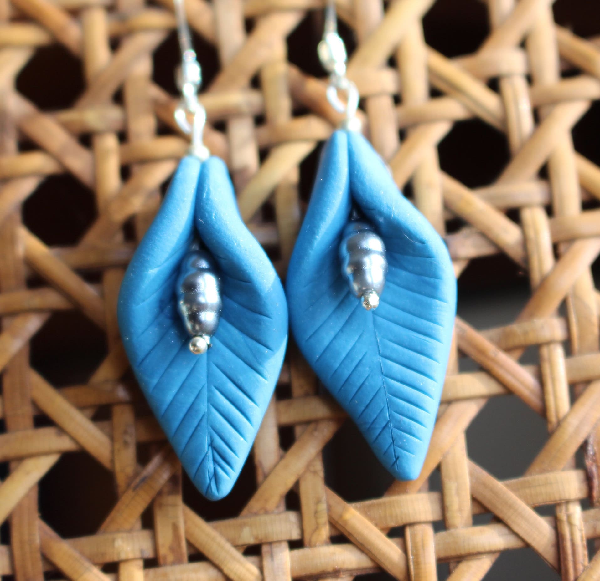 Polymer Clay Blatt Und Perlen Ohrringe. Strukturierte Tonblätter, Leichte Ohrringe, Ohrhänger Mit Blattabdruck, Günstiger Schmuck, Muttertag Polymer Clay Blatt Und Perlen Ohrringe. Strukturierte Tonblätter, Leichte Ohrringe, Ohrhänger Mit Blattabdruck, Günstiger Schmuck, Muttertag von SurelyOriginal