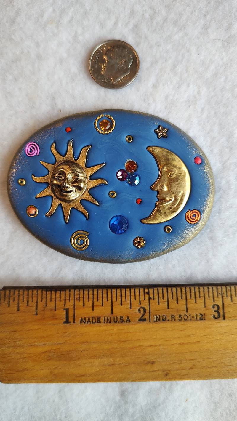 Polymer Clay Celestial Brosche/Anhänger, Sonnen Brosche, Galaxie, Sonnensystem Schmuck, Astronomie, Sterne Und Planeten, Weltraum, Mond, Erde Polymer Clay Celestial Brosche/Anhänger, Sonnen Brosche, Galaxie, Sonnensystem Schmuck, Astronomie, Sterne Und Planeten, Weltraum, Mond, Erde von SurelyOriginal