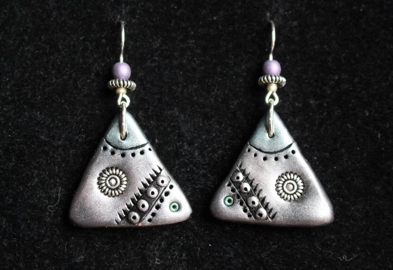 Polymer Clay Dreieck Ohrringe Mit Glimmerpuder Akzenten, Boho Hippie Ohrringe, Billiger Schmuck, Ooak Sculpey Schmuck von SurelyOriginal