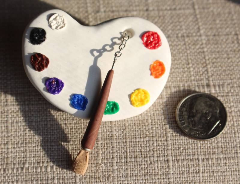 Polymer Clay Farbpalette Mit Baumelnder Bürste, Maler Geschenk, Ooak Brosche, Künstlerschmuck, Schnäppchen Geschenk, Themabezogenes Tonpalette Polymer Clay Farbpalette Mit Baumelnder Bürste, Maler Geschenk, Ooak Brosche, Künstlerschmuck, Schnäppchen Geschenk, Themabezogenes Tonpalette von SurelyOriginal