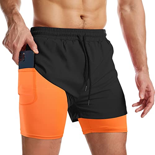 Surenow Herren 2-in-1 Laufshorts Quick Dry Athletic Shorts mit Innenfutter, Workout Shorts mit Reißverschlusstaschen und Handtuchschlaufe, Schwarz/Orange, Mittel von Surenow
