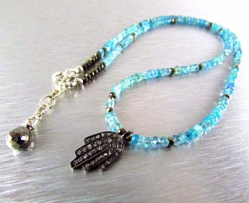 Diamant Hamsa Charm Mit Apatit Und Pyrit Diamant Hamsa Charm Mit Apatit Und Pyrit von SurfAndSand