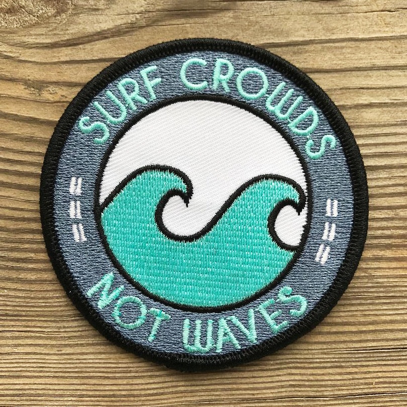 Surf Crowds Nicht Wellen Eisen Auf Gestickten Patch Surf Crowds Nicht Wellen Eisen Auf Gestickten Patch von SurfCrowdsNotWaves