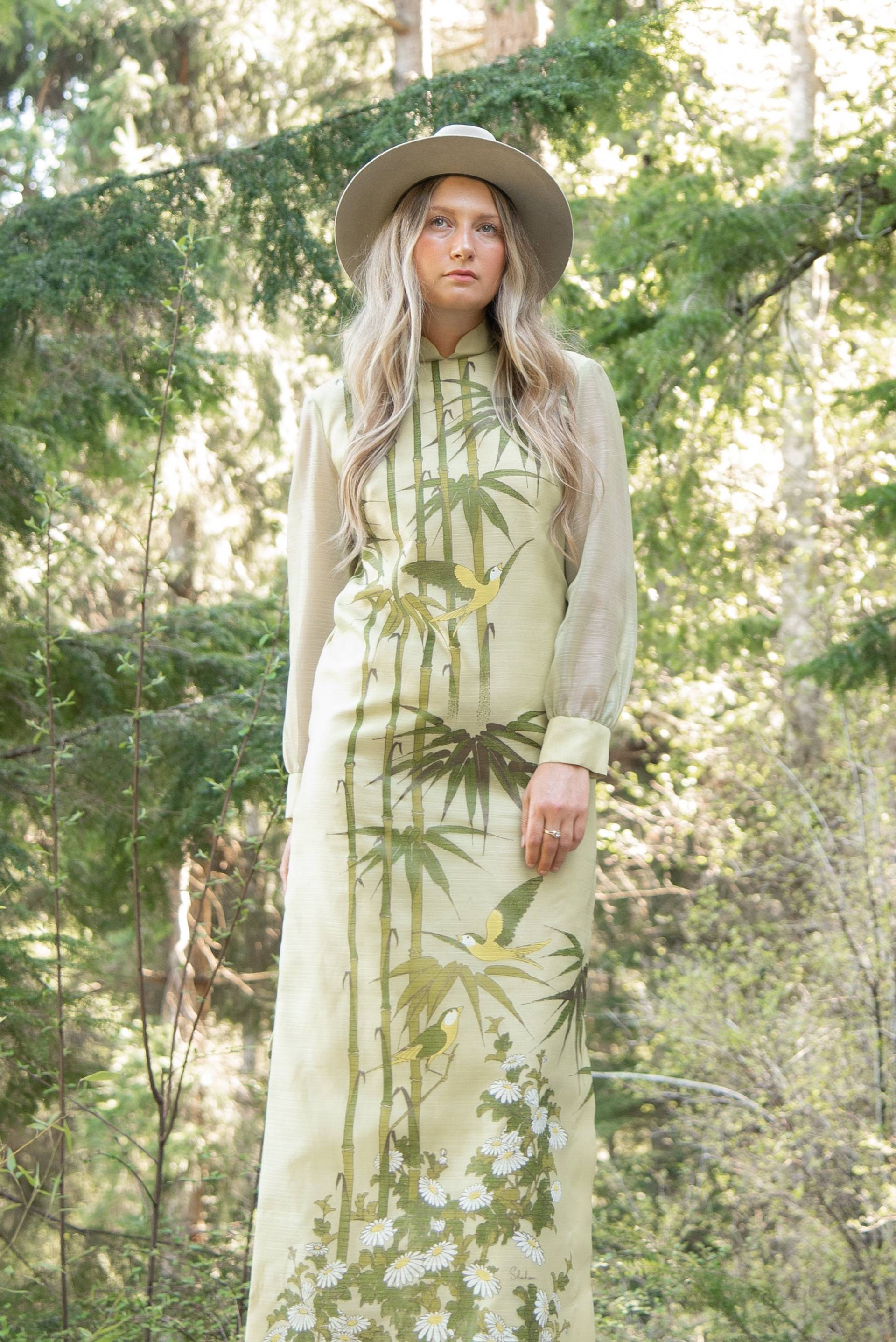 1970S Alfred Shaheen Kleid, Bambus, Vögel + Gänseblümchen Print Maxi Designer Vintage Hawaii Chartreuse Kaftan von SurfandtheCity