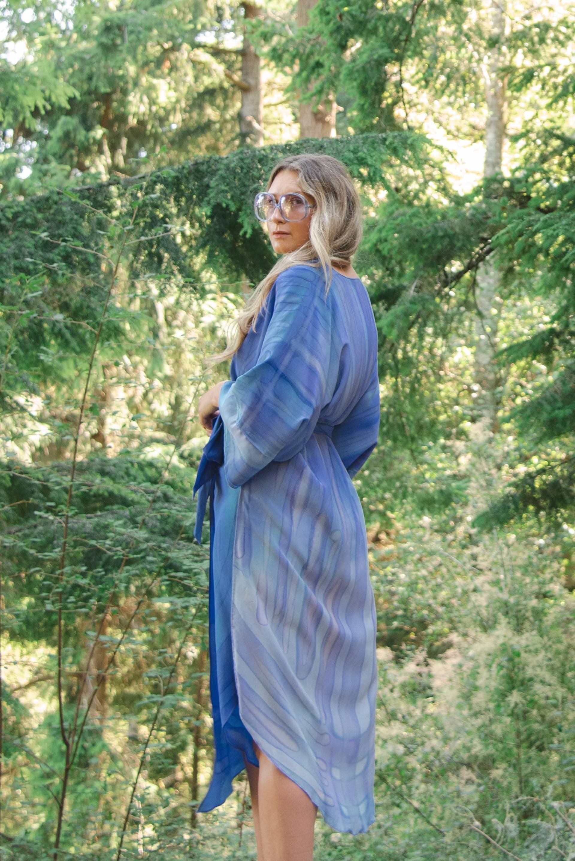 1970S Dara Handbemalte Seidenrobe/Wickelkleid, Seidentuch Seide Tie Dye Meerjungfrau-Bademantel, Vintage Kimono Duster Jacke, Loungewear von SurfandtheCity