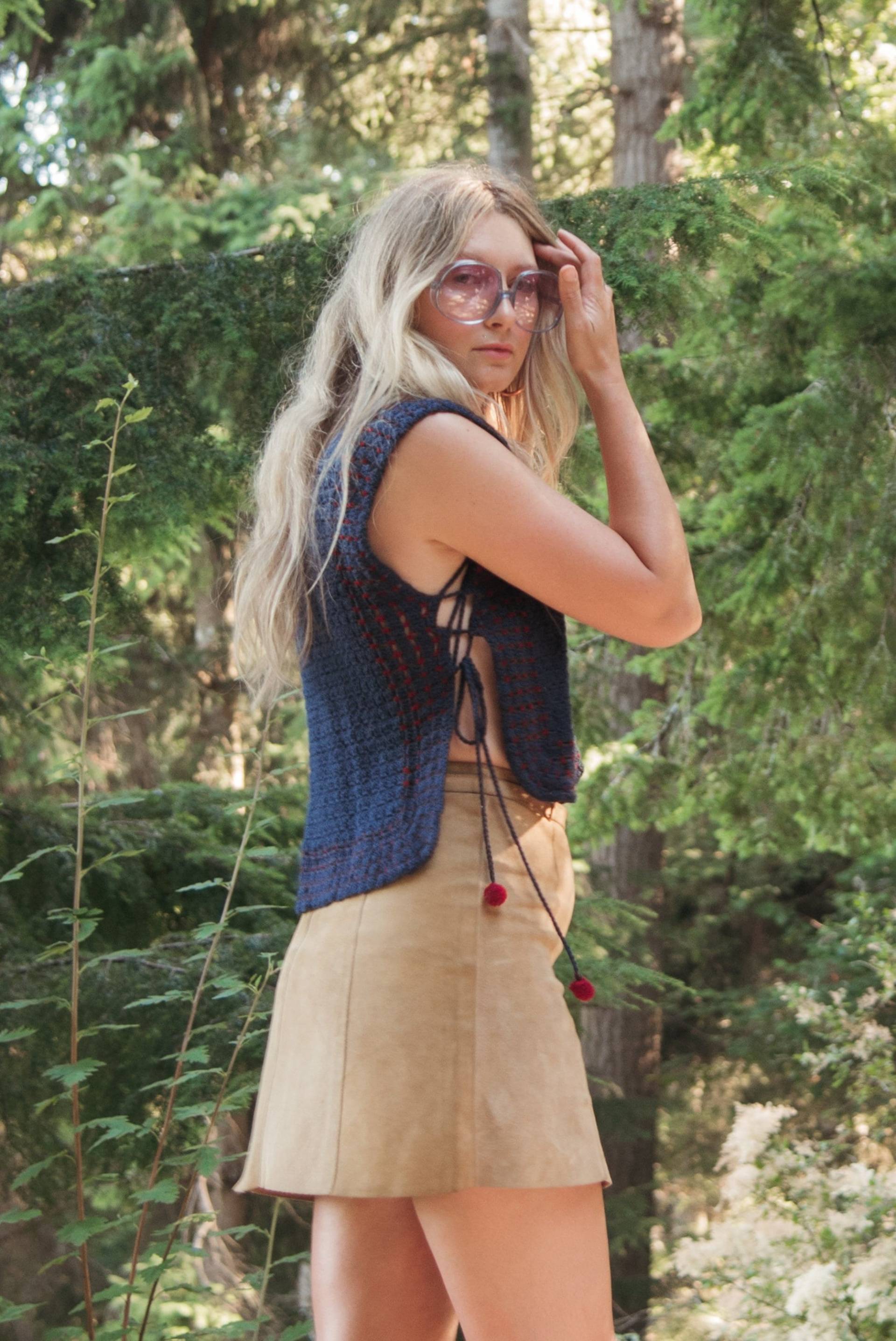 60Er 70Er Kurze Häkelweste, Navy Grandma Square Afghan Schnürtop, Vintage Strickweste, Mod Weste, Häkel Top von SurfandtheCity