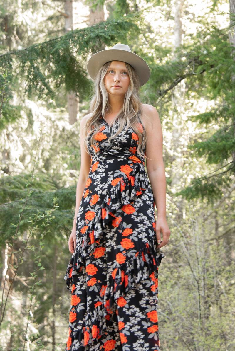 Vintage 70Er Jahre Rüschen Maxi Kleid - Rosen Blumen Print Korallrote & Schwarze Spitze Boho Wickelkleid S von SurfandtheCity