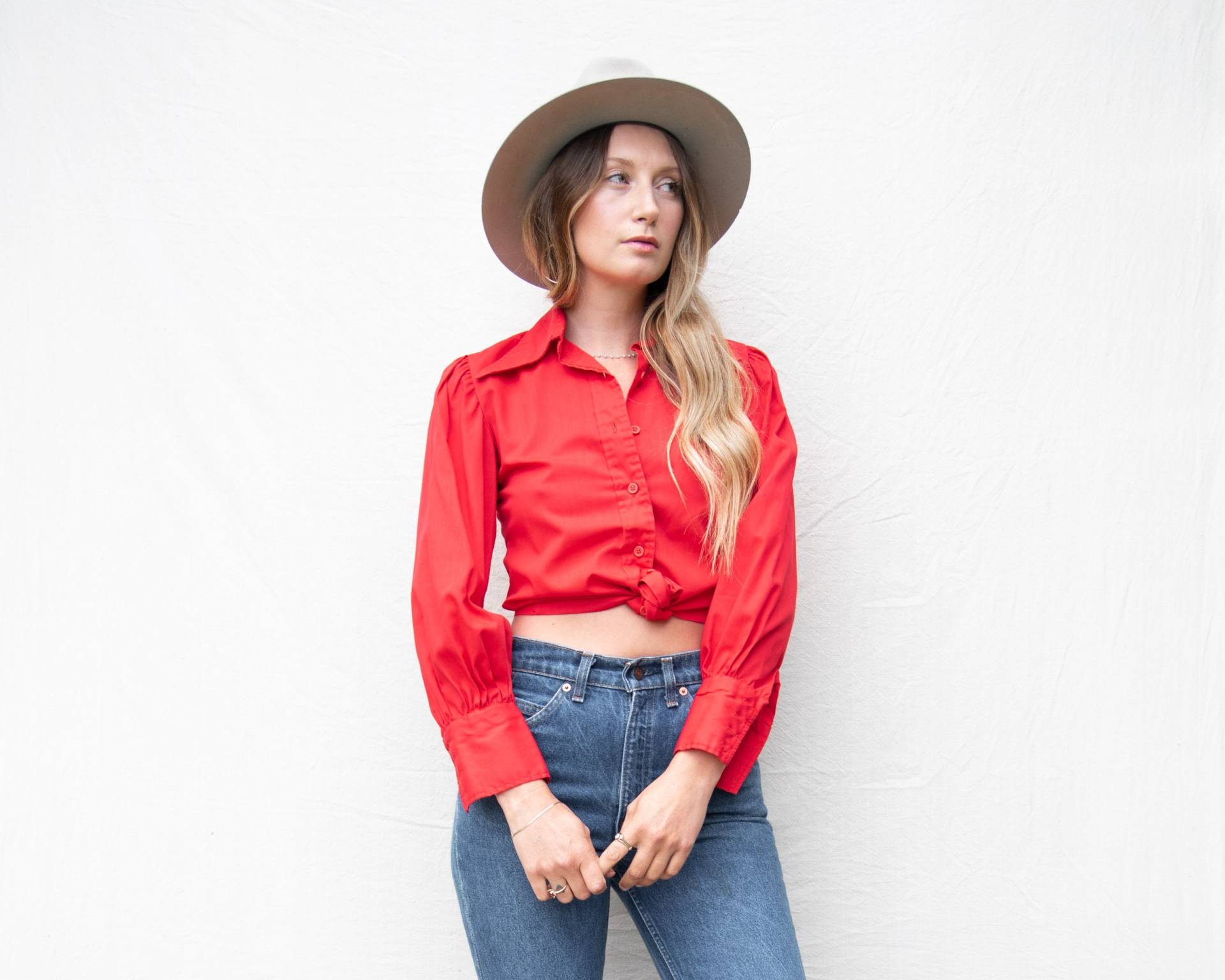 70Er Jahre Vintage Bluse | Rote Baumwollbluse Prinzessin Ärmel Spitze Kragen Disco von SurfandtheCity