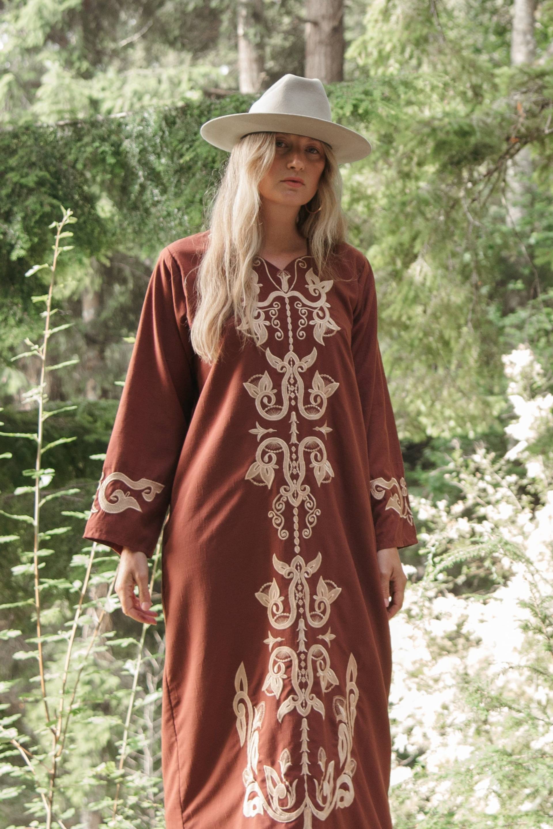 70S Besticktes Kaftan Kleid | Boho Hippie Braun + Gold Maxi Ethno Festival von SurfandtheCity