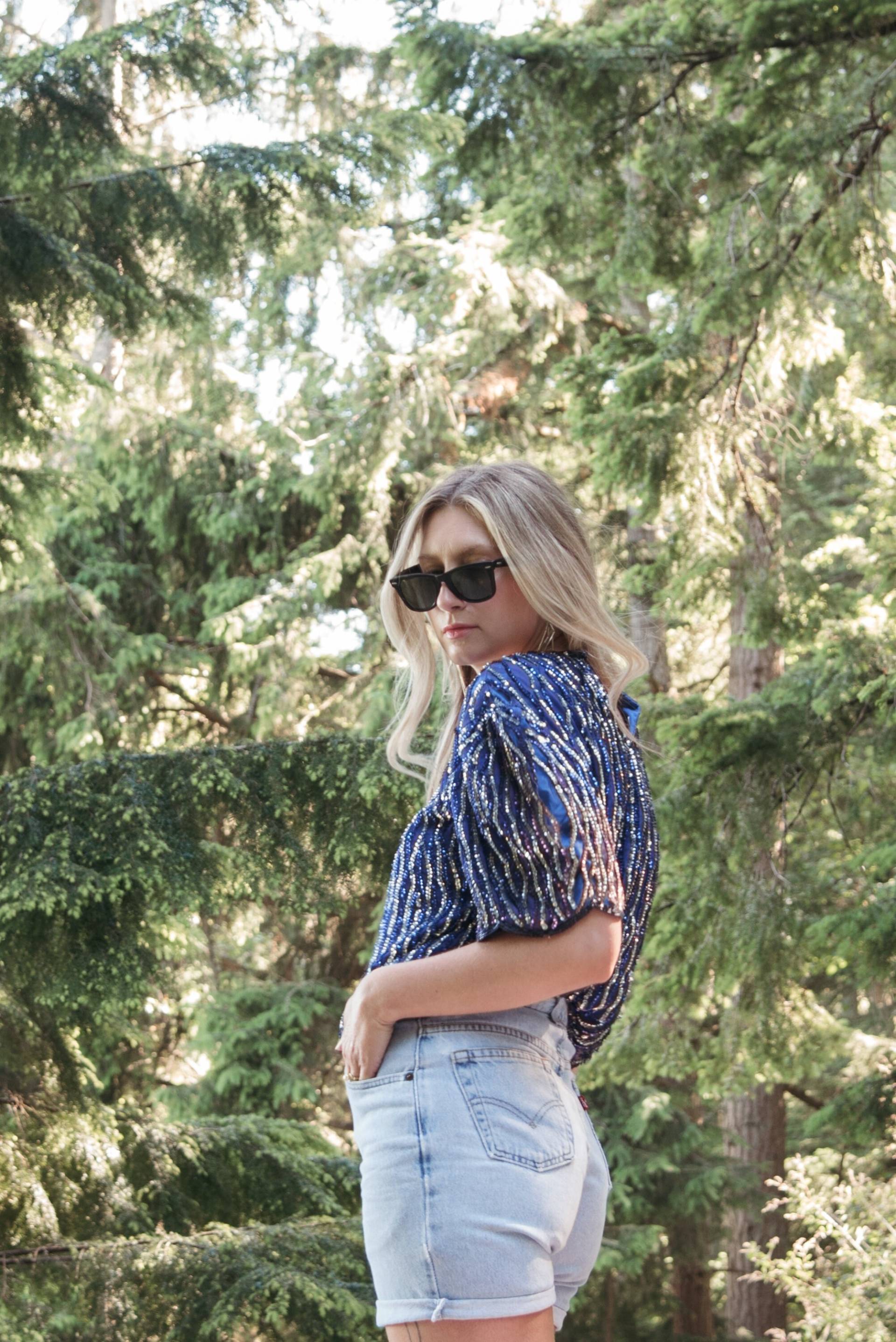 80Er Jahre Juwel Queen Pailletten Top, Navy + Silber Besticktes Hemd, Übergroße Bluse Mit Überbackenem Saum, 1970Er Disco Glam von SurfandtheCity