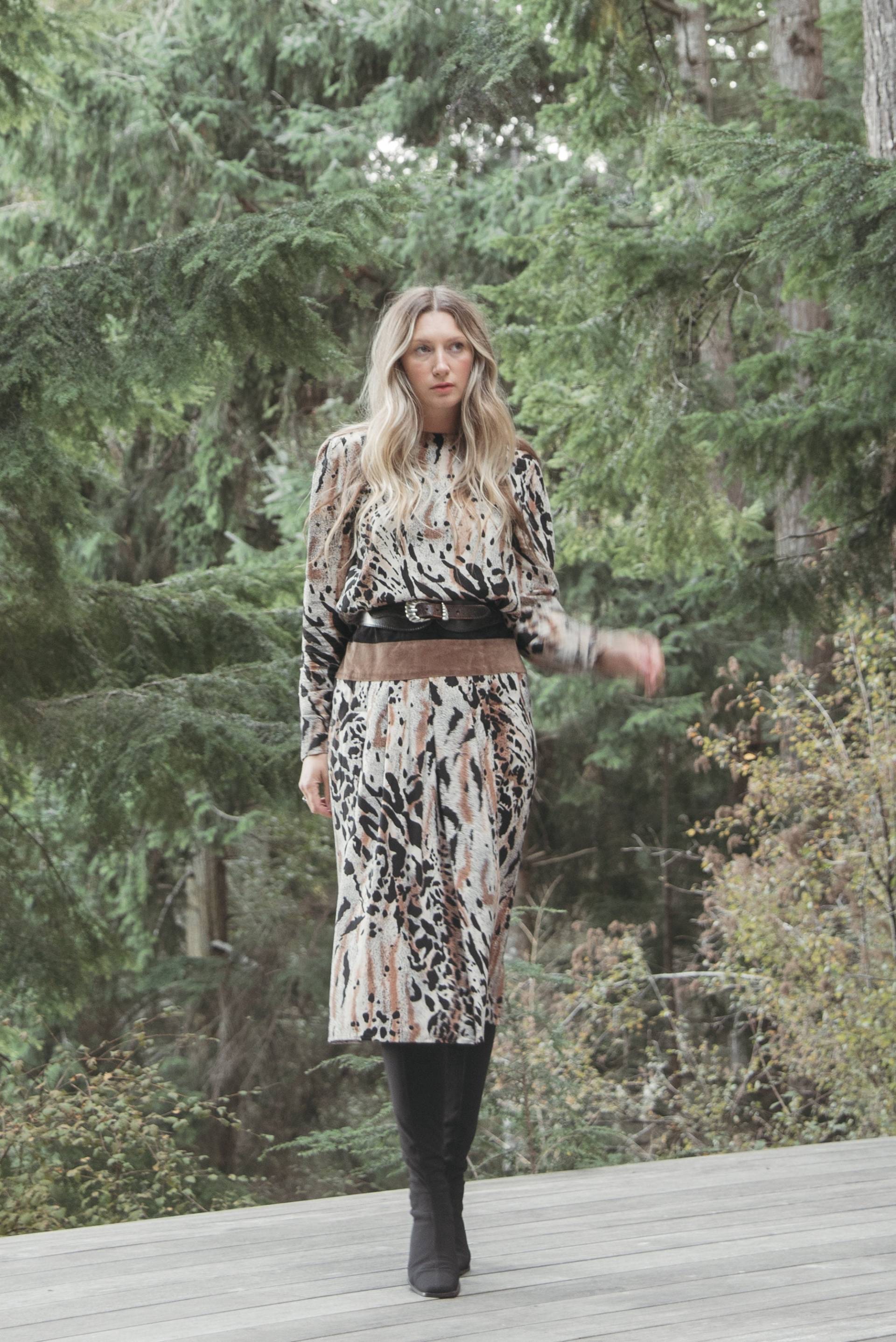 80Er Jahre Leopard Kleid/Vintage Drop Waist Langarm Animal Print Midi Mit Wildlederakzenten von SurfandtheCity