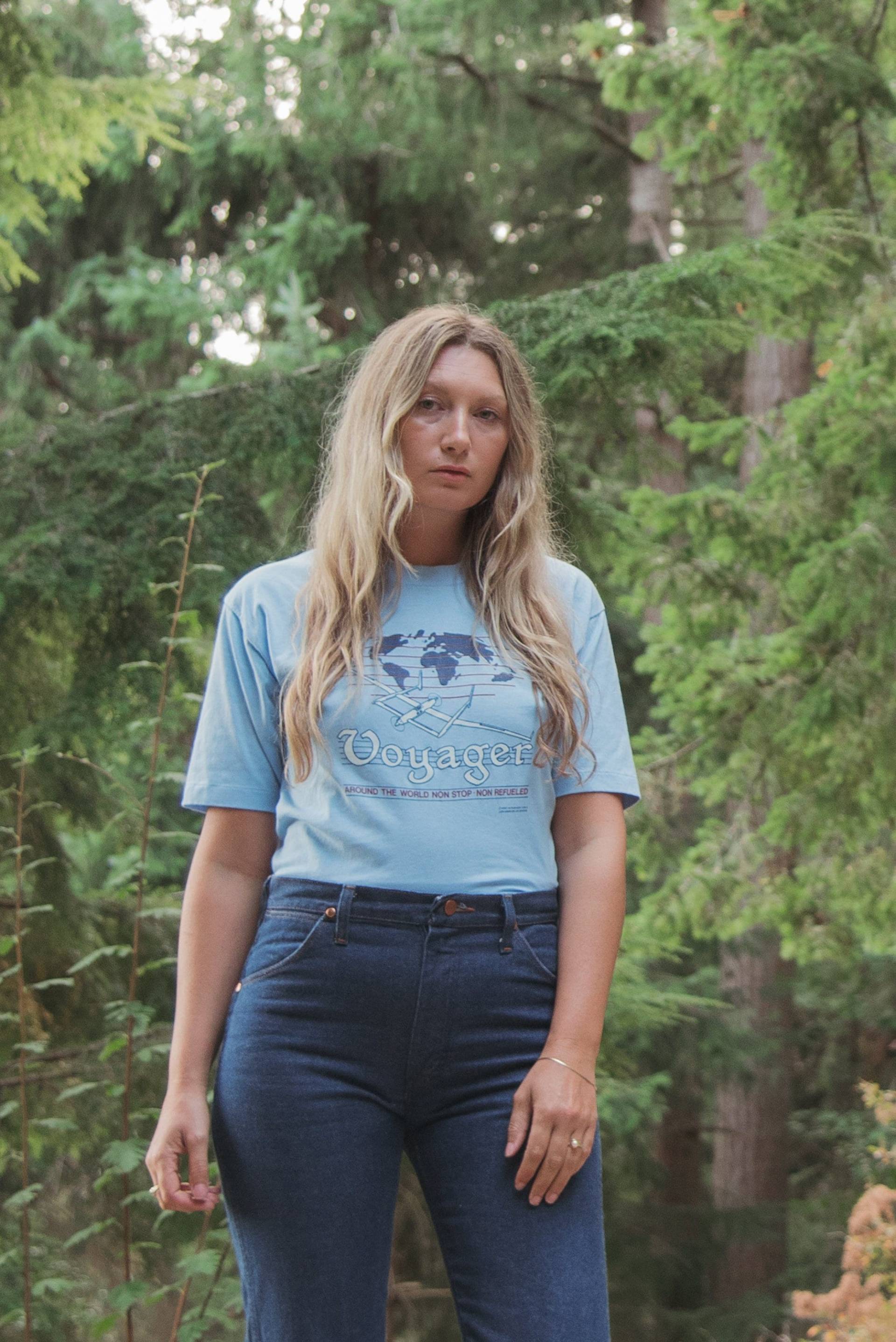 80Er Vintage Shirt | Baby Blue Voyager Rund Um Die Welt Non-Auftanktes Papier Dünnes Baumwoll-T-Shirt von SurfandtheCity