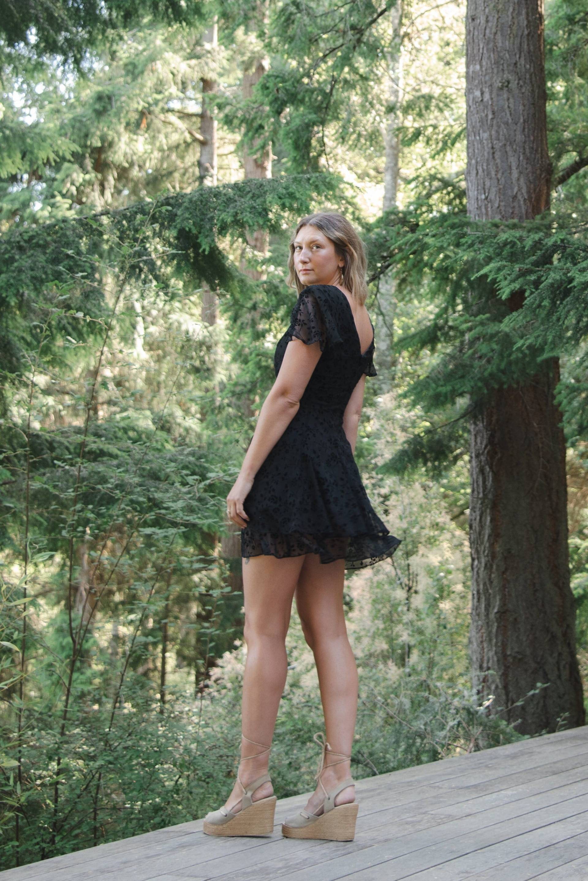 90Er Jahre Black Velvet Burnout Minikleid, Cdc Abend Floral Cocktailkleid, Schiere Flatterärmel Partykleid von SurfandtheCity