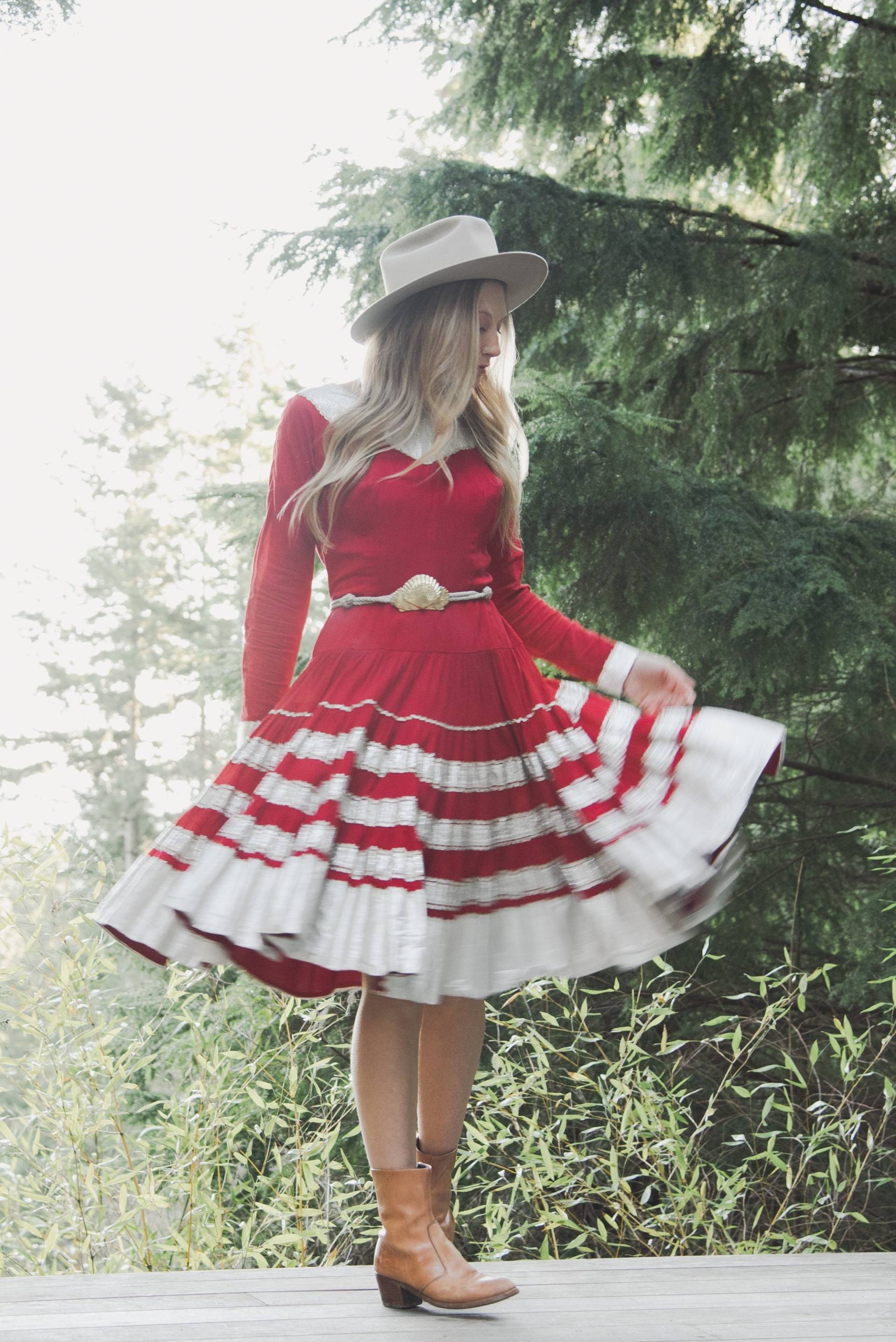 Vintage 1950Er Jahre Western Kleid Ann Lantz Pheonix Arizona Rot Crepe + Metallic Silber Zackenlitze Drop Waist Full Swing Square Dance von SurfandtheCity