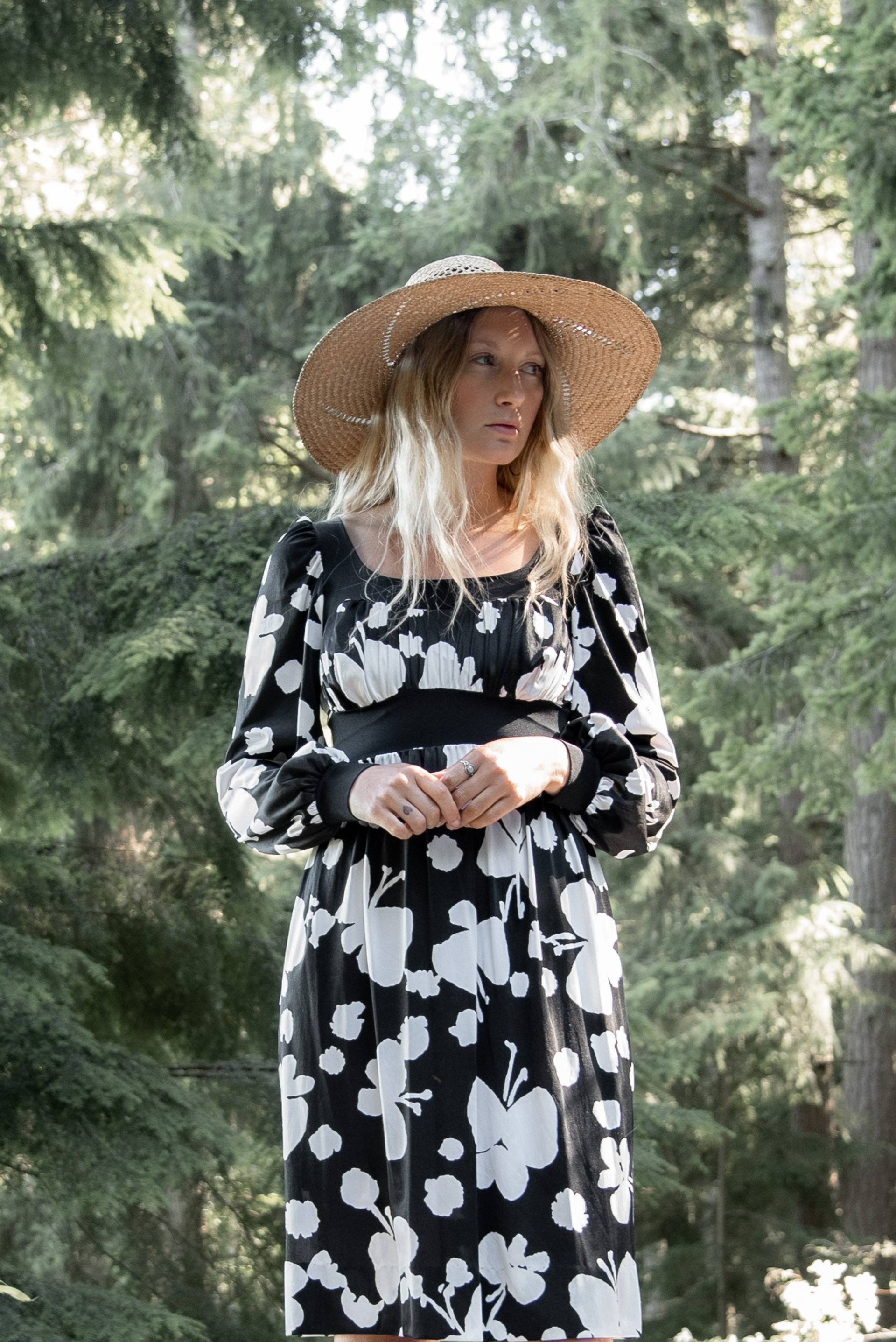 Vintage 1960S Olga Black & White Psychedelic Babydoll Mini Kleid - Nylon Poet Ärmel, Schmetterling Blumen Print, Mod Stil von SurfandtheCity