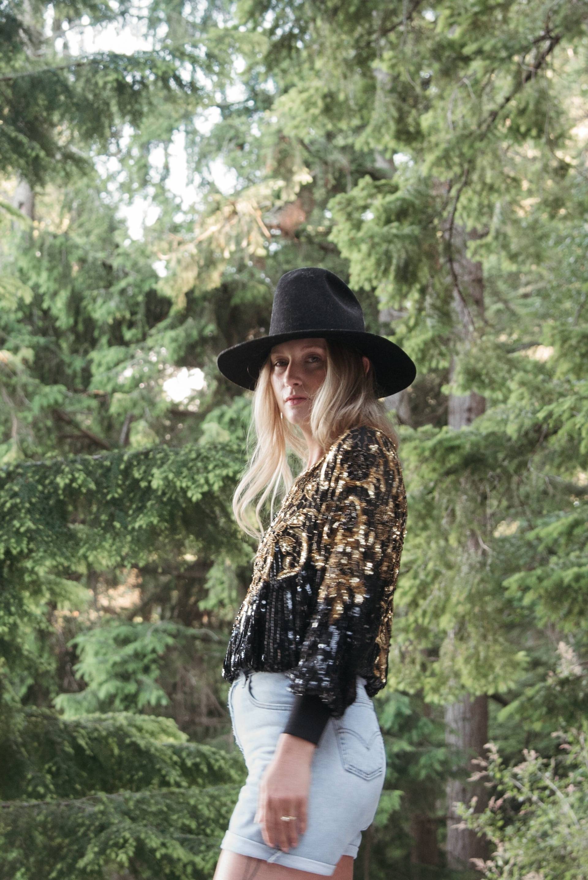 Vintage 1980S Modi Black & Gold Sequin Batwing Top - Seidenperlenbluse, Made in India, Petite Micro Mini Dress von SurfandtheCity