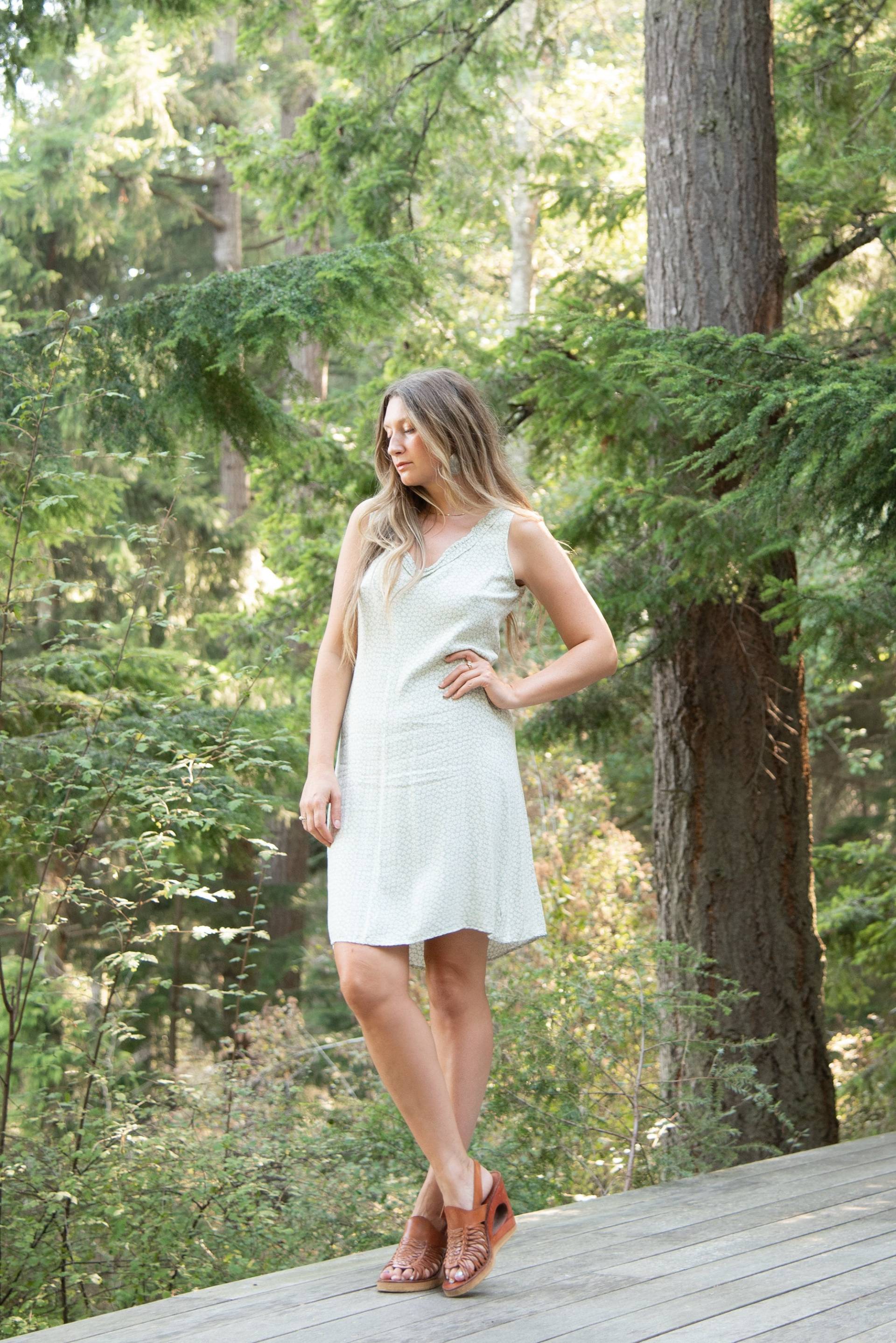 Vintage 90Er Jahre Blumen Mini Kleid - Salbeigrünes Daisy Print Rayon Empire-Taille Slip-On Dakini Usa Größe S von SurfandtheCity