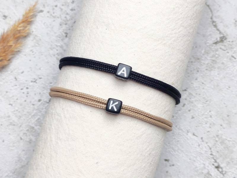 Surfbalance 2Er Set Feine Partnerarmbänder Mit Buchstabenperle, Paracord, Minimalistisch, Segeltau, Geschenk, Freundschaftsarmband von Surfbalance
